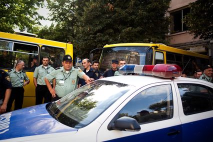 Barrage policier dans une rue passante du vieux Tbilissi